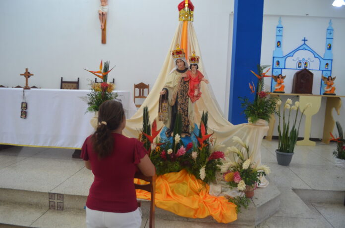 Muchos devotos se acercan a la iglesia a pedirle con fe a la virgen de los escapularios