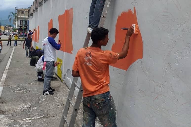 Tardaron cerca de una semana en pintar los 50 metros de mural