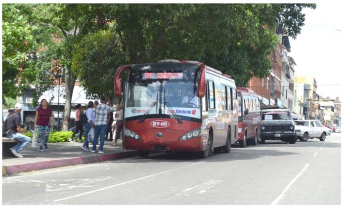 El gobierno regional anunció que tenía previsto activar unidades de Bus Yaracuy para trasladar de manera gratuita los centros electorales de los 14 municipios. Usuarios del transporte denunciaron el día de los comicios que no estaba operando el transporte colectivo ni público ni privado para varios municipios.