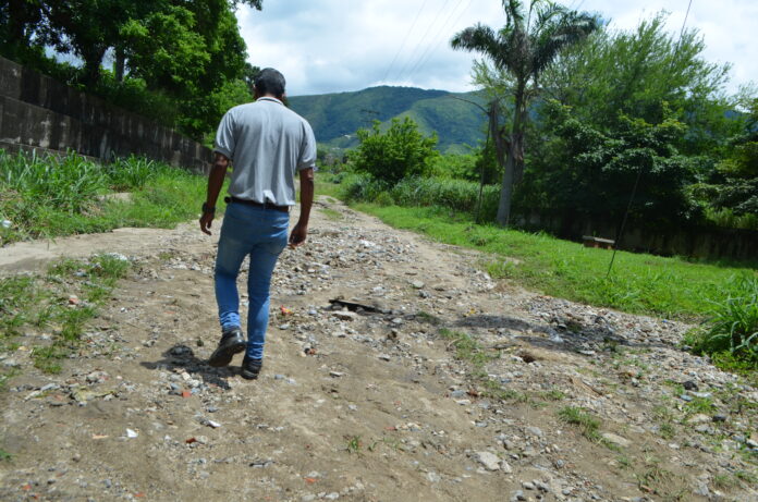 Pasar por allí es como caminar en medio de un río seco