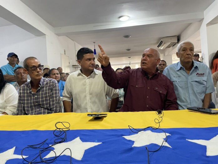 Ricardo Mendoza, jefe del comando regional, estuvo acompañado de representantes de los partidos que apoyan a González Urrutia