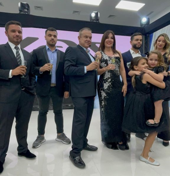 Sergio González junto a su familia durante la inauguración de JAC Express Yaritagua