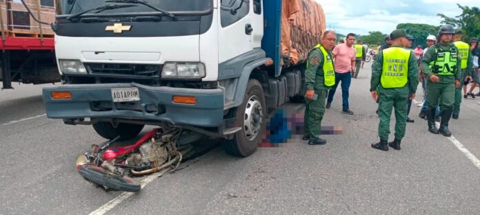 La moto y la víctima del accidente quedaron debajo del camión de carga