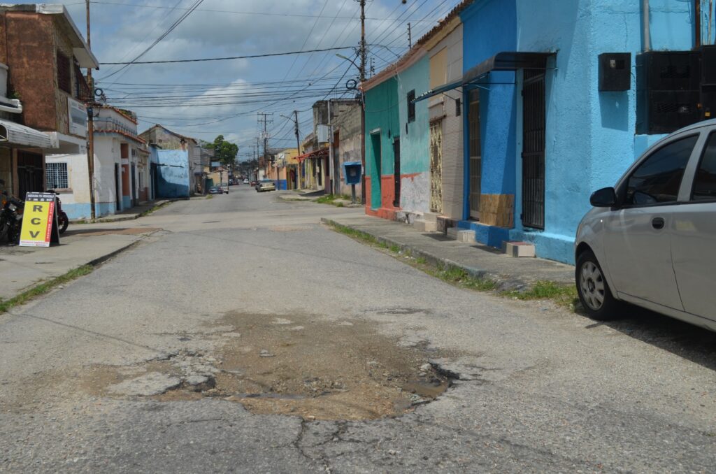 Da dolor transitar por las deterioradas calles, al pesar lo que sufre el tren delantero