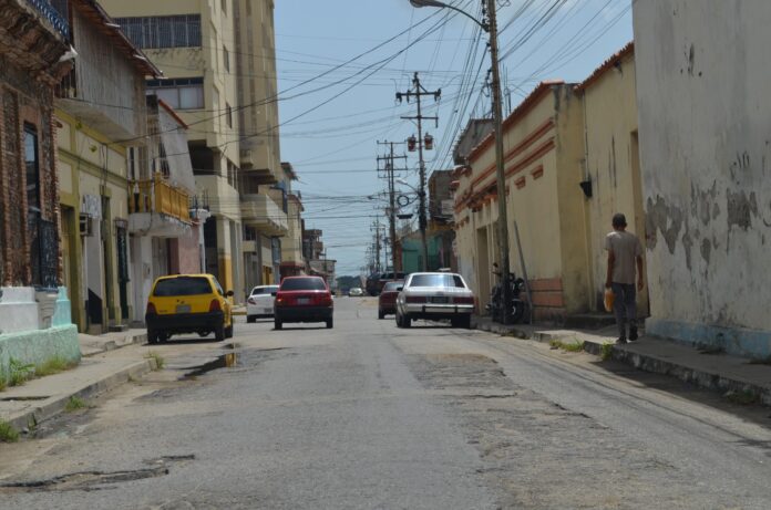 Algunos tramos están repletos de baches