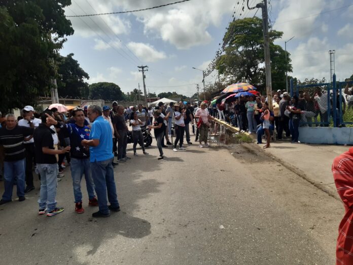 Nadie se retira de la cola. Todos esperan su turno para votar