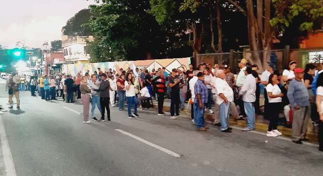 A las 4:00 am ya había cola en algunos centros