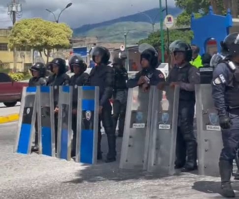 Piquetes de cuerpos de seguridad están desplegados en la zona