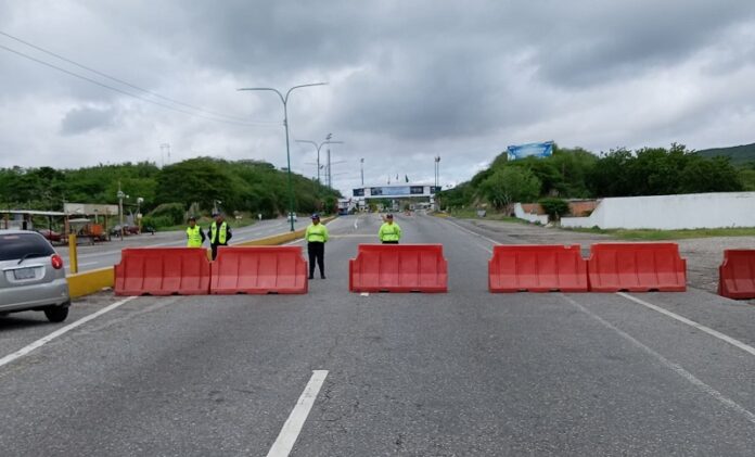 El acceso fue cerrado a la altura del peaje entre ambos estados