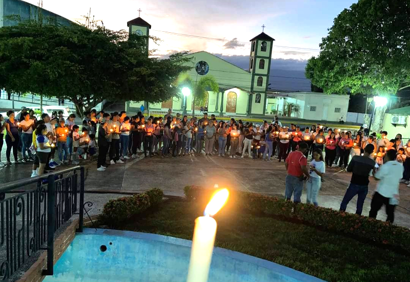 Oraron frente a la iglesia de la capital del municipio La Trinidad