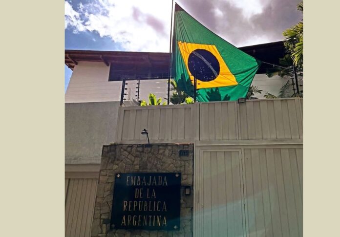 Brasil colocó su bandera en señal de asumir la custodia de la sede diplomática de Argentina en Venezuela