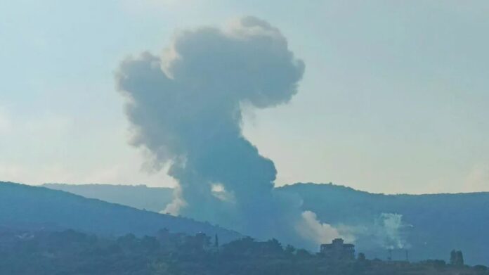 Columnas de humo en una zona atacada por un ataque aéreo israelí entre las aldeas fronterizas de Zibqin y Yater, en el sur de Líbano