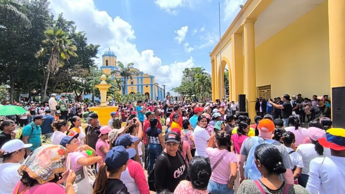 Dirigentes y simpatizantes del chavismo se reunieron para hacer un llamado a la paz y el entendimiento