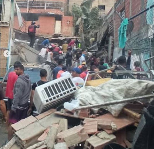 Efectivos de diversos cuerpos de socorro y vecinos trabajan en las labores de rescate