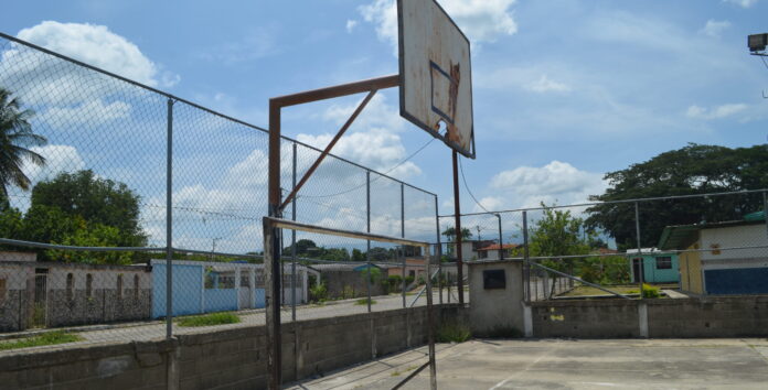 Jóvenes piden que consideren la recuperación de esta cancha lo más pronto posible