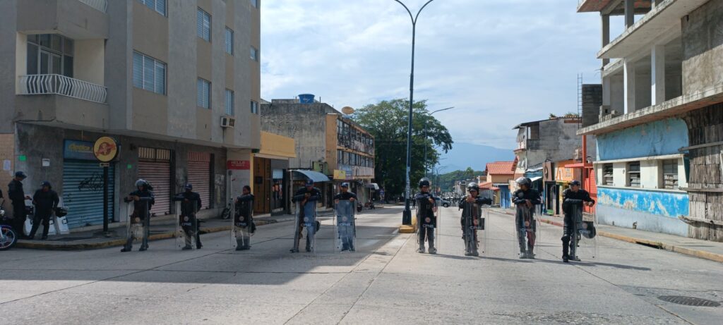 En diversos puntos del centro de la ciudad barreras policiales tienen cerrados accesos vehiculares