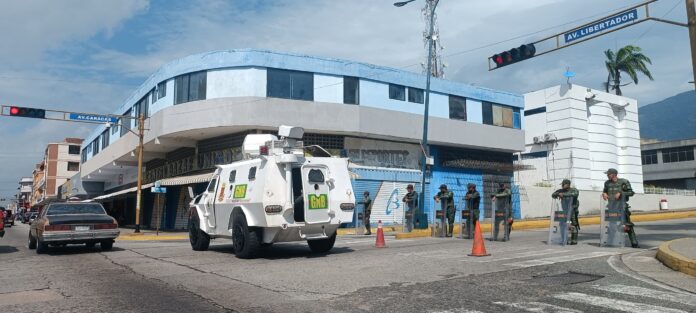 En la esquina de la Avenida Libertador con Avenida Caracas hay una tanqueta de la GNB