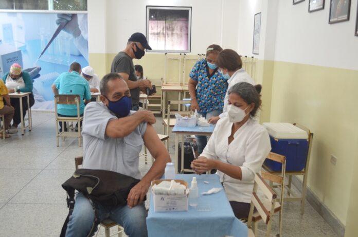 Los constantes cambios de clima han desatado una ola de resfriados, situación que impide saber fácilmente si una persona sufre una gripe común o se trata de uno de los virus que están circulando en el estado. Carmen Yánez, epidemióloga regional, recomendó recurrir al médico en caso que se sospeche la posible presencia de Covid o dengue. Llama a la prevención.