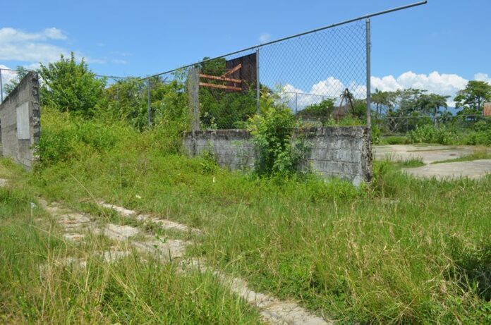 Lo que debió ser un proyecto de cancha de usos múltiples se convirtió en una cancha de maleza múltiple porque lo que abunda es monte por donde la miren. Se trata de un espacio en la comunidad 5 de Abril, municipio de Veroes, donde, en un principio, se alegraron los vecinos porque por fin tendrían un lugar para hacer deportes y otras actividades, pero solo fue una ilusión.