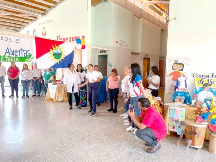 En el Liceo Hugo Rafael Chávez Frías, ubicado en el urbanismo la Ciudadela del municipio San Felipe, se realizó este #12Agosto el lanzamiento del Plan Escuelas Abiertas, a través del cual estudiantes de los diferentes niveles de educación pública, junto a educadores, personal obrero y representantes participarán en actividades culturales, deportivas y recreativas, durante este mes y parte de septiembre.