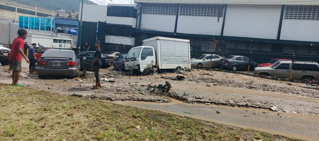 Varios vehículos fueron arrastrados por  las aguas desbordadas de las quebradas