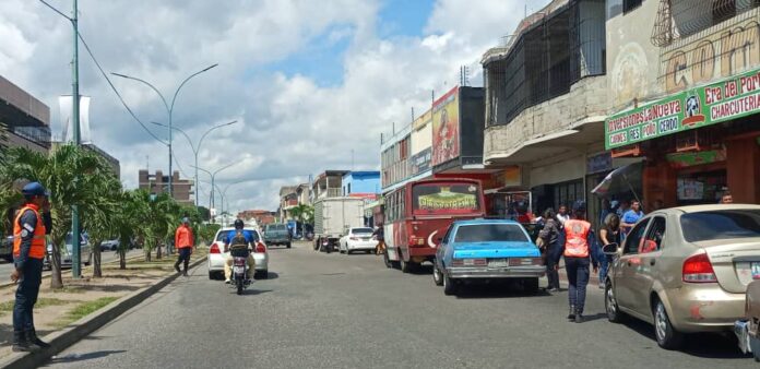 Hay efectivos desde tempranas horas de la mañana, luego de presentarse el apagón para mantener el orden vehicular