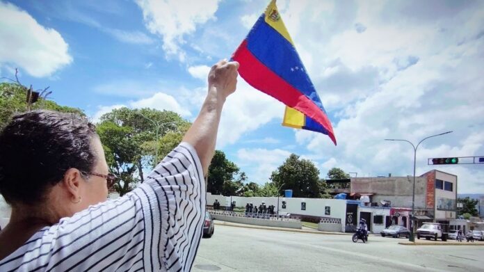 Manifestantes de manera pacífica piden publicación de los resultados detallados