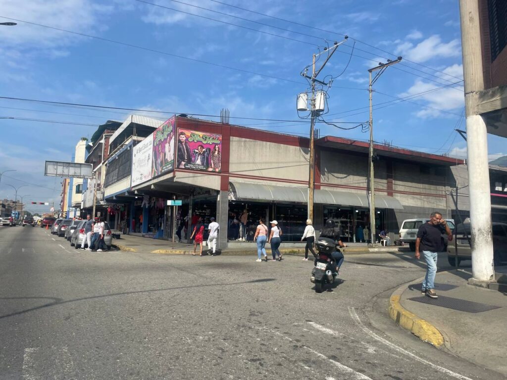 La zona comercial está activa como todos los sábados