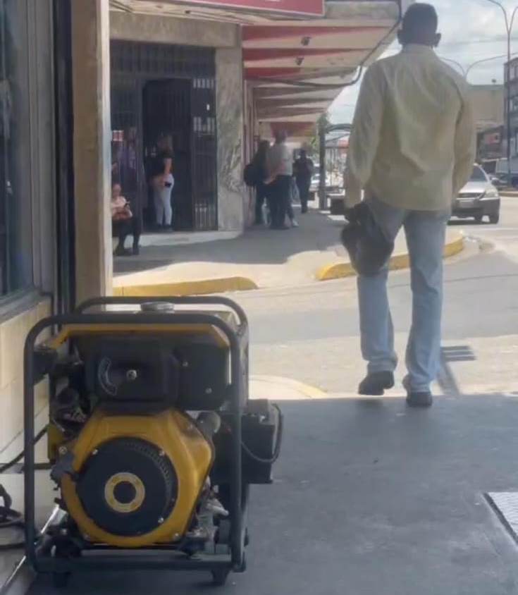 La zona comercial trabajó a media máquina, en algunos locales operaron con plantas