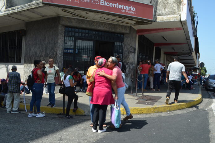 Este miércoles #21agosto los abuelos esperaron más de 4 horas para ser atendidos en las agencias bancarias