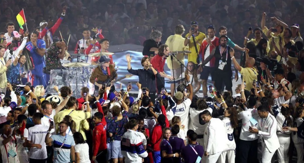 Los atletas bailaron al ritmo de la banda francesa Phoenix que encendió el escenario