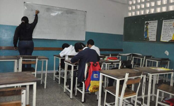 Muchos docentes prefieren dedicarse a otros oficios, otros tantos se han ido del país Foto referencial