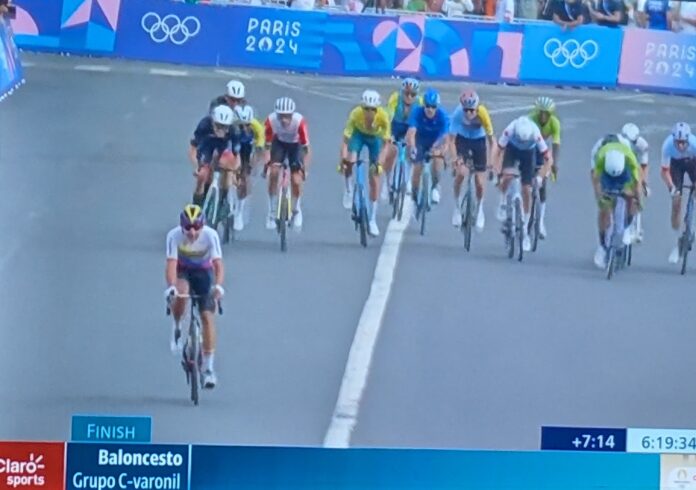 Momento en el que Orluis Aular llega a la meta tras completar los 270 Km de la ruta