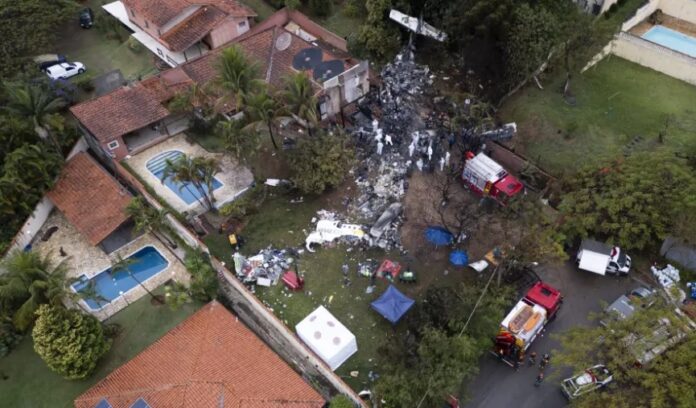 Pese a caer en un área residencial, el aparato se estrelló en los patios traseros de un conjunto de residencias sin afectar a ninguna edificación