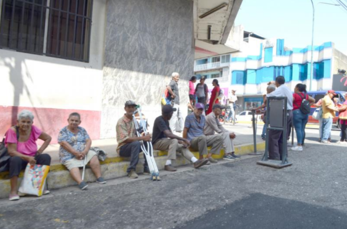 Pensionados del Seguro Social se volvieron a lamentar por el monto de la pensión que escasamente alcanza para comprar medio pollo y un pasaje, cuando mucho. El pasado miércoles los adultos mayores que estaban en la cola de los bancos les tocó padecer el apagón que afectó a la zona metropolitana; la espera fue más larga de lo habitual.