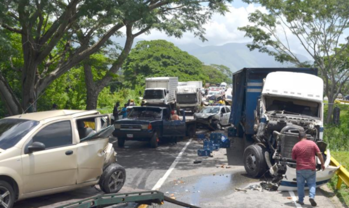 En audiencia de presentación este fin de semana, otorgaron medida de libertad condicional a los involucrados en el accidente múltiple ocurrido el pasado jueves en la autopista centroccidental, a la altura del puente El Rosario, en Guama, que dejó siete personas lesionadas. Entre los procesados están los PNB que instalaron la alcabala, el conductor de la gandola y un instalador de internet.