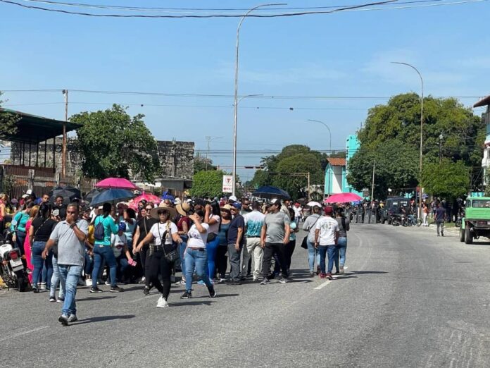 Simpatizantes del chavismo caminan desde la Av. Cedeño hasta el Palacio de Gobierno