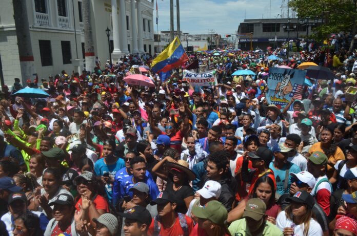 Tras la marcha, las personas se concentraron al frente del Palacio de Gobierno