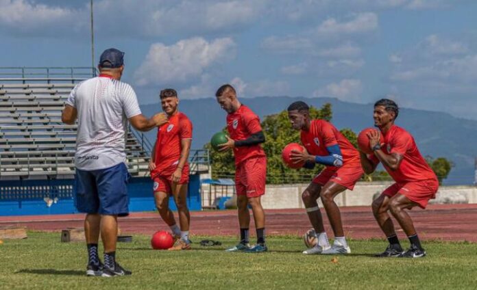 Yaracuyanos entrenó en el polideportivo de cara a este compromiso