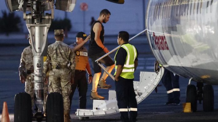 Alrededor de 30 ciudadanos colombianos llegaron esposados al Aeropuerto Marcos A. Gelabert