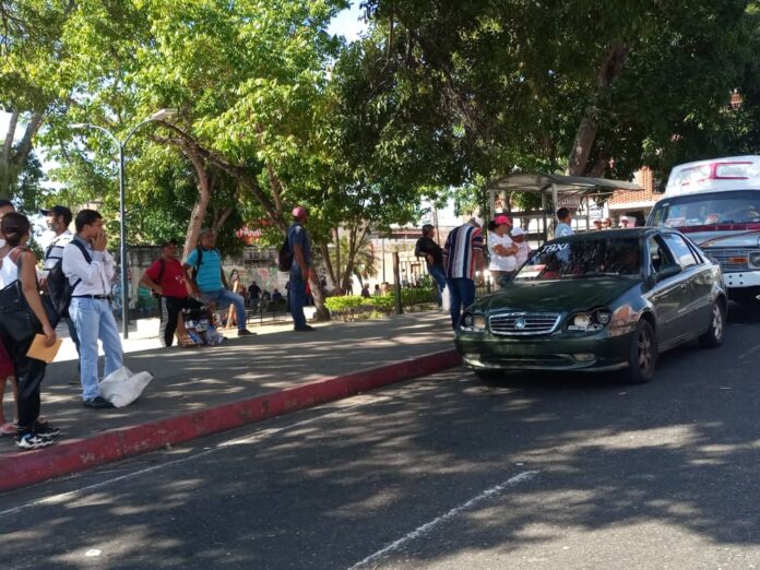 En las paradas de transporte público la gente ha esperado las unidades hasta por más de una hora