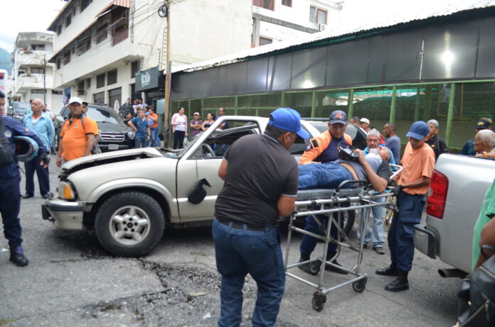 El hombre fue auxiliado por funcionarios de Protección Civil