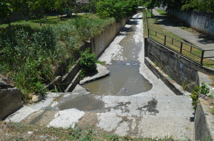 El agua queda empozada en la parte hundida