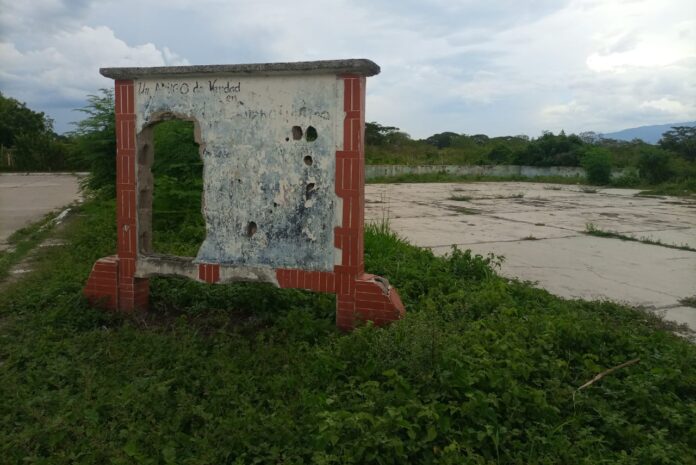 El monte rodea la cancha y hay mucha basura regada