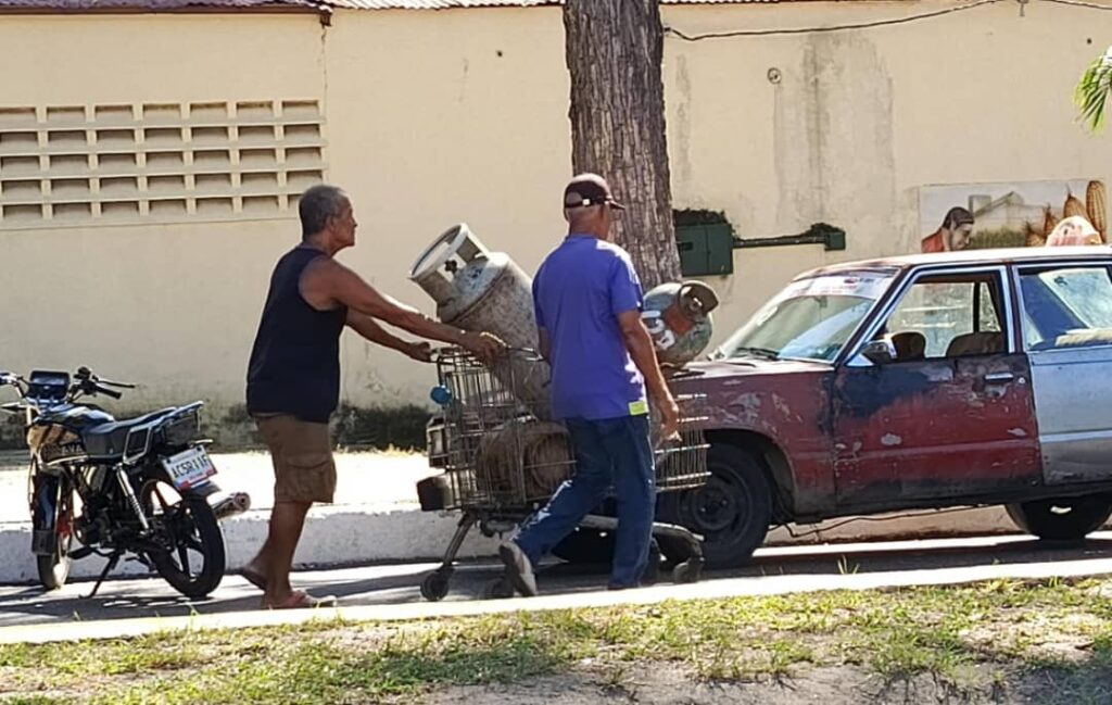 En hombros y carretillas las personas deben movilizar estas bombonas