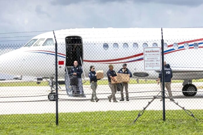 El Gobierno de EE UU confiscó ayer un avión utilizado para los traslados del presidente Nicolás Maduro y su tren ejecutivo que se encontraba en República Dominicana. Alegan que la compra de la aeronave violaba las sanciones. El Ejecutivo venezolano rechazó la incautación y la calificó como un acto de “piratería”.