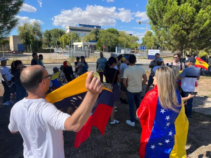 Grupos de venezolanos se acercaron al aeropuerto para recibir al líder opositor