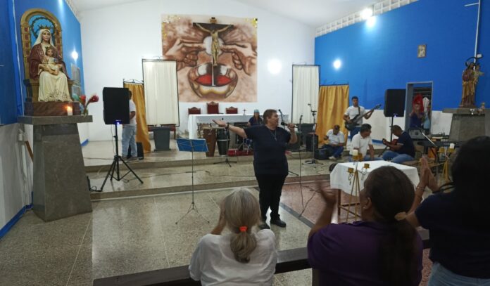 Feligresía celebró y cantó ante la imagen de la virgen