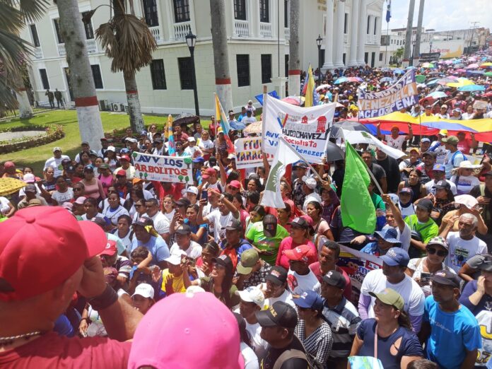 La llegada a la tarima fue al mediodía