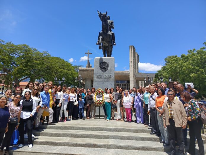 La ofrenda floral ante Simón Bolívar contó con la participación de los agremiados en el estado